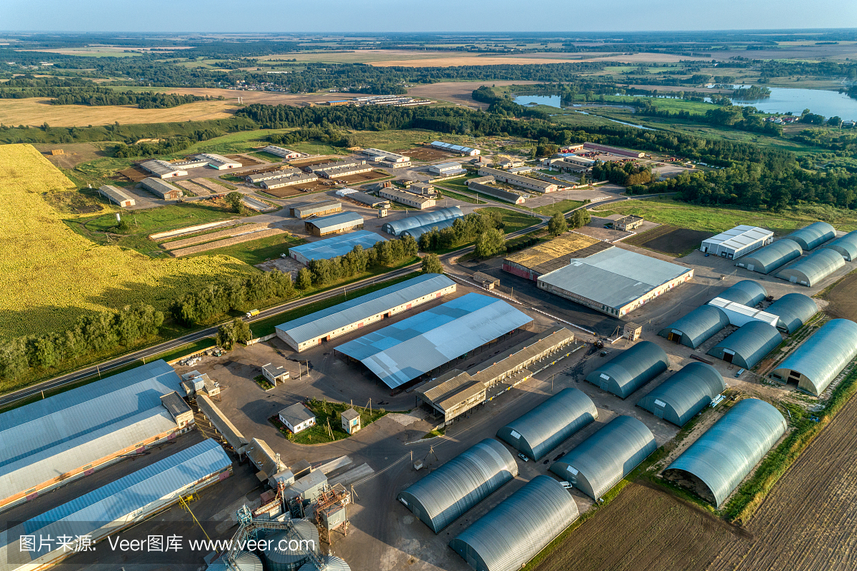 拱形的机库,一个大型的农产品仓库。从上面的观点